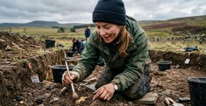 Estudante começou sua primeira escavação e encontrou uma rara peça de ouro medieval apenas 90 minutos depois de chegar ao campo