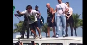 Bolsonaro acha que é rock star, se joga na plateia e cai no chão