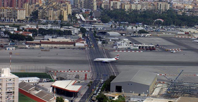 Conheça o aeroporto onde uma avenida cruza a pista dos aviões