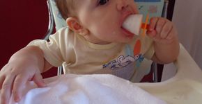 Para aliviar o calor, famílias fazem picolé de leite materno para os bebês