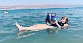 Saiba como é a experiência de boiar no Mar Morto em Israel