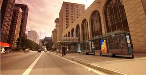 Avenida Paulista ganha novos pontos de ônibus com bancos, publicidade e touchscreen