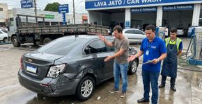 Cliente deixa o carro para lavar e recebe o veículo com a lateral e a traseira danificadas depois que funcionário bate em um caminhão durante uma manobra; o dever de guarda do automóvel pode terminar em R$ 19,3 mil de indenização pelos reparos