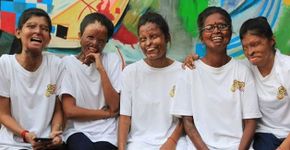 Café na Índia é gerenciado por mulheres vítimas de ataques com ácido
