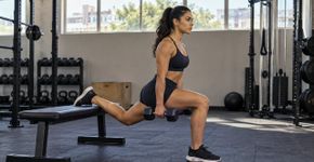 O melhor exercício para tonificar os glúteos é o agachamento búlgaro, feito 2 ou 3 vezes por semana