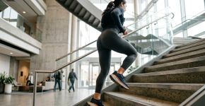 Especialistas sempre dizem: “Subir escadas por 10 minutos por dia, todos os dias, equivale a 3 sessões de musculação por semana para as pernas.”