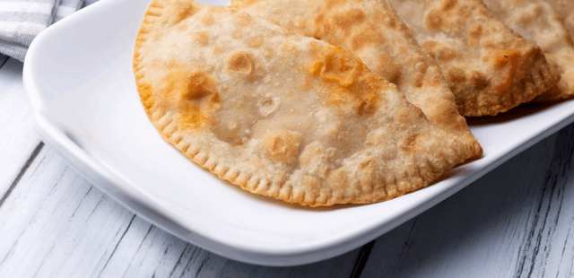 Sem óleo, sequinho e crocante: você precisa conhecer esse pastel delicioso na air fryer