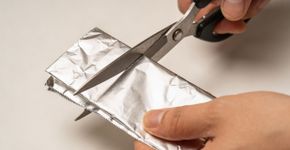O macete da vovó para afiar qualquer tesoura cega usando apenas um pedaço de papel alumínio