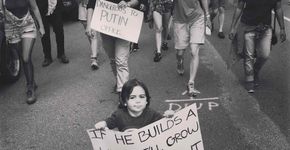 Foto de menino brasileiro em protesto contra Trump viraliza