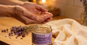 O ritual de autocuidado perfeito para antes de dormir usando óleo corporal de coco e lavanda