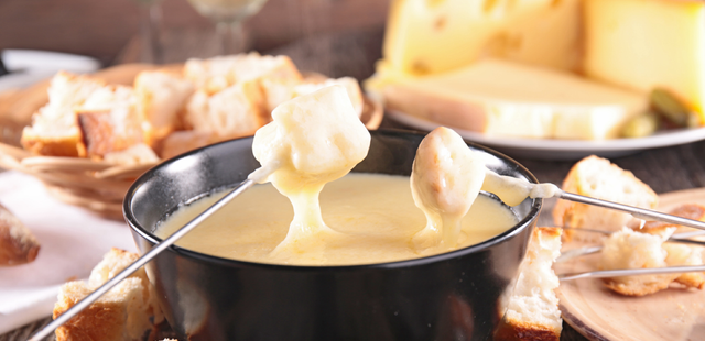 Fondue de queijo: a melhor receita para os dias frios