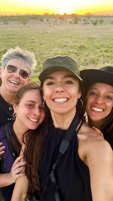 Da esq. para dir. Milly Lacombe, Nathalia Fabro eu (Andrea Miramontes) e Christa Dee durante safári