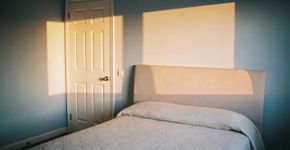 O jeito certo de arrumar o quarto para o sono render, segundo o Feng Shui