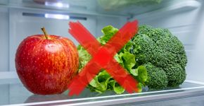 Colocar maçãs junto de outros vegetais na geladeira pode encurtar a conservação deles: a fruta libera etileno, gás capaz de acelerar alterações e amadurecimento de produtos sensíveis