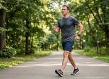 Featured side: Sair para caminhar no lugar de ir para academia é muito bom, mas só compensa se a caminhada durar no mínimo 30 minutos seguidos, sem interrupções e a uma velocidade constante de 5 km/h