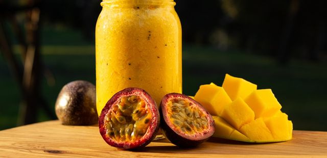 Smoothie de maracujá e manga para se refrescar no calor