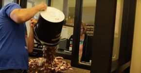 Em protesto, americano paga multa de R$ 760 com baldes cheios de moedas