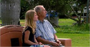 Documentário conta histórias de crianças que convivem com avós com Alzheimer