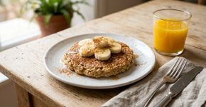 Banana madura, aveia e canela no liquidificador: essa massa simples vira uma panqueca macia para o café da manhã, com fibras e sem precisar adicionar açúcar refinado