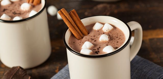 Impossível resistir ao chocolate quente com doce de leite e flor de sal mais cremoso da internet