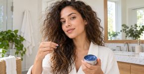 Diversos especialistas em beleza concordam: “A latinha azul da Nivea contém um ótimo creme, mas se transforma em uma máscara capilar ideal para frizz e fios arrepiados, sem deixar o cabelo com aspecto oleoso.”