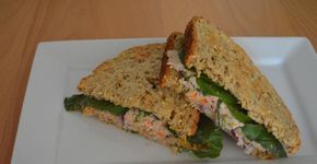 Faça esse delicioso sanduíche natural de ricota temperada