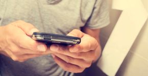 Hora de repensar o hábito de levar o celular ao banheiro: os riscos invisíveis à saúde
