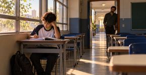 Professor percebe que um aluno sempre chega meia hora antes de todos, pensa que os pais precisam deixá lo cedo e descobre que ele usa o tempo para estudar porque em casa divide o quarto com quatro pessoas