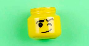 Recicle potinhos como porta-trecos de Lego