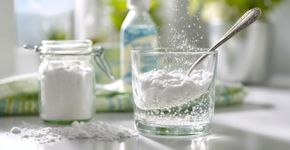 Para que serve a mistura de água oxigenada e bicarbonato?