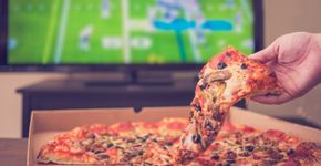 Jantar em frente à TV ou usando celular pode engordar, diz estudo