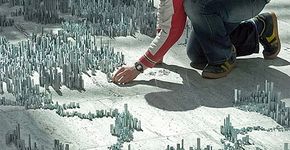 Artista constrói uma cidade em miniatura com 100 mil grampos
