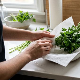 Featured mobile: Pare de guardar a salsa e a cebolinha soltas na gaveta: embrulhe-as em papel toalha úmido para manter a cor e a textura por muito mais tempo