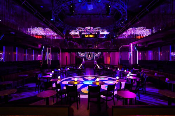 em roteiro definido, cada visita ao Love Cabaret sai diferente da outra: luz, som e clima evoluem no ritmo de quem está ali, do mais leve ao mais intenso, sem pressa