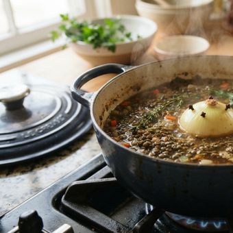 Featured mobile: A lentilha cozida fica mais saborosa se você adicionar um ingrediente em comum à panela durante o cozimento