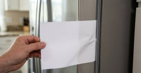 A borracha da geladeira parece normal até uma simples folha de papel revelar que a porta já não está vedando como deveria
