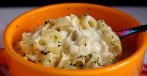 Aprenda a fazer macarrão com queijo no micro-ondas
