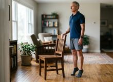 Featured side: Se aos 60 anos você consegue deixar os calcanhares elevados durante 10 elevações seguidas, podemos melhorar a estabilidade e caminhar de forma mais segura