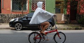 Designer gaúcha cria capa de chuva para ciclistas com material reciclável
