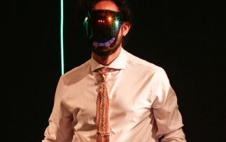 Gira event: Grupo Carmin faz sátira ácida sobre o colapso da classe média em espetáculo futurista na Avenida Paulista