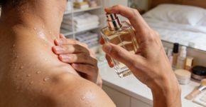 Como ter perfumes que fixam o dia todo usando apenas um truque simples de hidratação