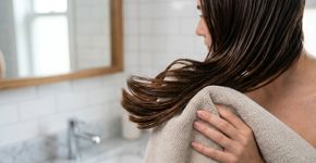 Os erros mais comuns durante o banho que deixam o cabelo fraco, ressecado e quebradiço