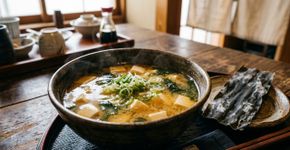 Os chefs japoneses concordam: “Para deixar a sopa de missô mais rica e cheia de umami, o segredo é preparar o caldo com alga kombu antes de adicionar o missô.”