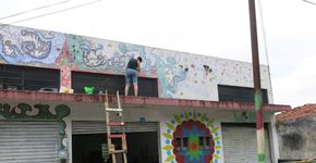 Grafiteiros transformam prédio abandonado em ocupação artística
