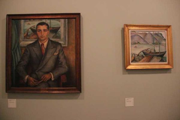 Se você reparar bem, o quadro da direita está retratado no quadro da esquerda...