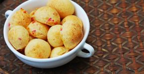 Aprenda como fazer pão de queijo em poucos minutos
