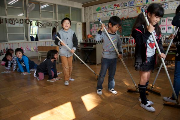 Nos colégios do país, não existem refeitórios e os alunos comem na própria sala de aula (Foto: Marcelo Hide / Fotos Públicas)