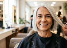 Featured side: Os 5 cortes de cabelo que realçam os fios brancos assumidos