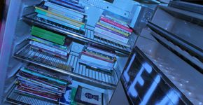 Geladeira velha vira biblioteca comunitária no DF