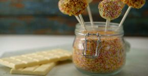 Aprenda a fazer um bolinho no palito com cobertura de chocolate branco